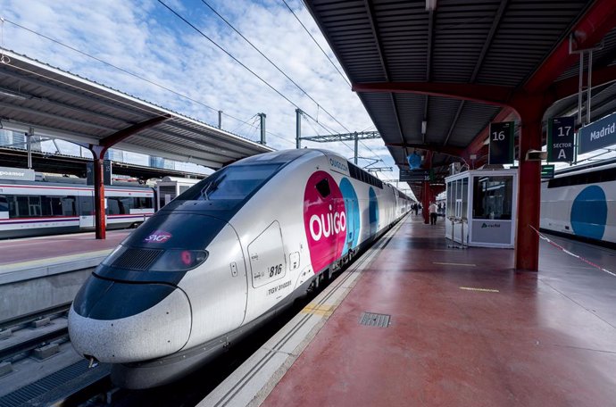 Archivo - Un tren en el andén durante la inauguración de la línea de Ouigo entre Madrid, Albacete y Alicante, 