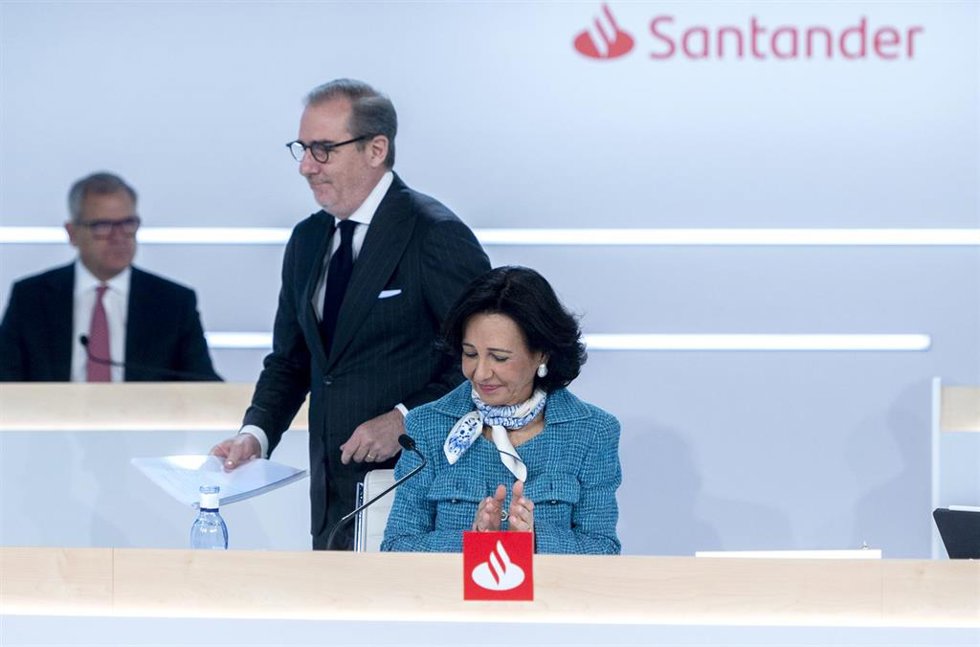 Archivo - El consejero delegado del Banco Santander, Héctor Grisi, y la presidenta del Banco Santander, Ana Botín, durante una junta general de accionistas de Banco Santander, en la Ciudad Grupo Santander de Boadilla del Monte, a 31 de marzo de 2023.