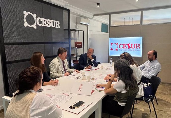 En la rueda de prensa han participado Juan Iturri, presidente de Cesur; Fernando Seco, vicepresidente ejecutivo de Cesur; y Carlota García Jarana, adjunta a la dirección de Cesur.