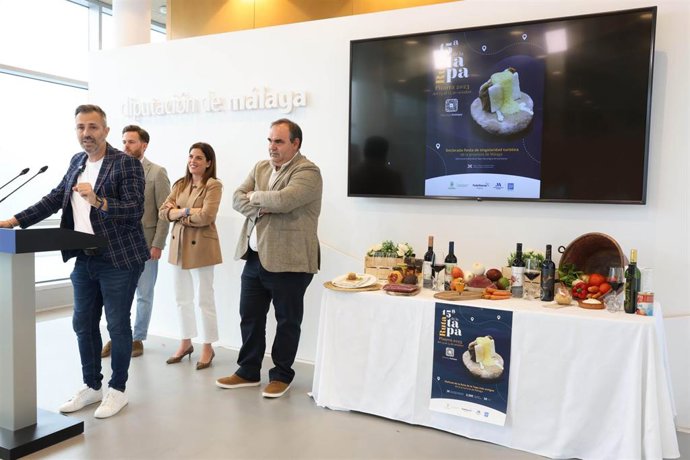 La diputada provincial María Dolores Vergara junto al alcalde de Pizarra, Félix Lozano, y el presidente de Fedelhorce Pizarra, Juan Francisco Padilla, han presentado el evento.