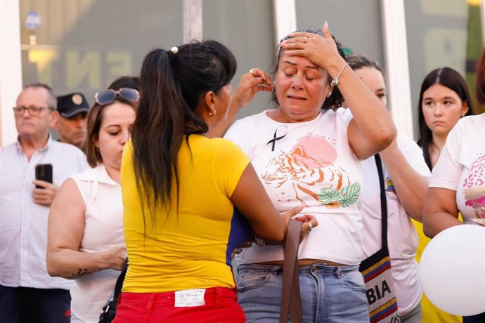 Familiares y amigos de las víctimas en el homenaje a las víctimas de la comunidad nicaragüense y colombiana, a 2 de octubre de 2023, en Murcia, Región de Murcia (España). Las discotecas Teatre y La Fonda Milagros se incendiaron el pasado sábado 30 de se