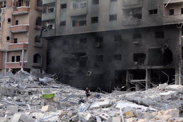 Daños materiales tras un bombardeo de Israel contra la Franja de Gaza