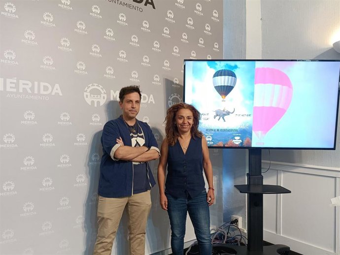 La delegada de Urbanismo y Medio Ambiente, Silvia Fernández, junto con el propietario de la librería La Selva Dentro, Mario Quintana, presentan el festival Puertas Al Bosque este miércoles