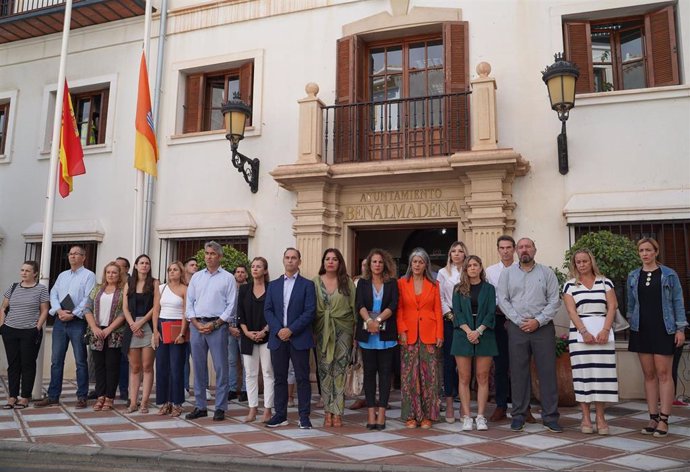 Benalmádena decreta luto oficial y guarda un minuto de silencio tras el presunto caso de violencia de género