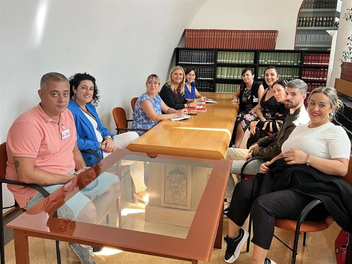 Reunión de las diputadas socialistas con el comité de Phone & Fun