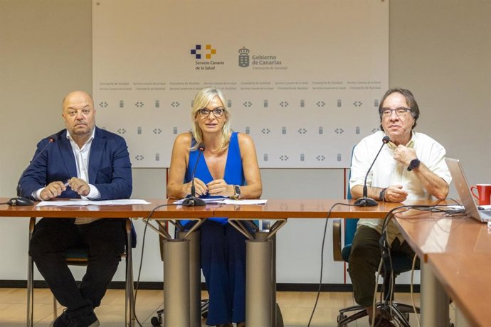 La consejera de Sanidad del Gobierno de Canarias, Esther Monzón; el director general de Salud Pública del Servicio Canario de la Salud (SCS), José Díaz-Flores, y el jefe del servicio de Epidemiología, Amós García
