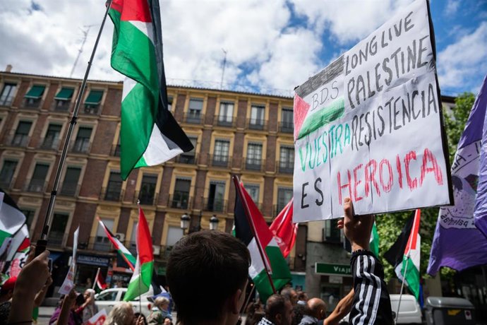 Archivo - Varias personas marchan en el 75 Aniversario de la Nakba coincidiendo con la escalada de violencia en la franja de Gaza, a 14 de mayo de 2023, en Madrid (España). 'Nakba' es un término árabe que se traduce como catástrofe y los palestinos re