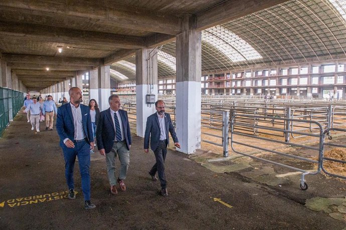 El Consejero De Fomento, Roberto Media, Visita El Mercado Nacional De Ganados (MG) Junto Al Alcalde Y Al Primer Teniente De Alcalde, Javier López Estrada Y José Luis Urraca