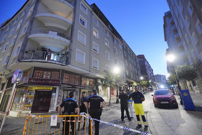 Agentes de Policía Local en las inmediaciones del edificio donde se ha producido el fuego, en la calle Alfonso X el Sabio de Vigo, a 11 de octubre de 2023, en Vigo, Pontevedra, Galicia (España). Cuatro menores de edad han muerto y ocho personas han resu