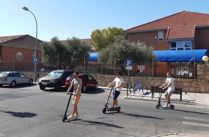 Archivo - Jóvenes en patinete