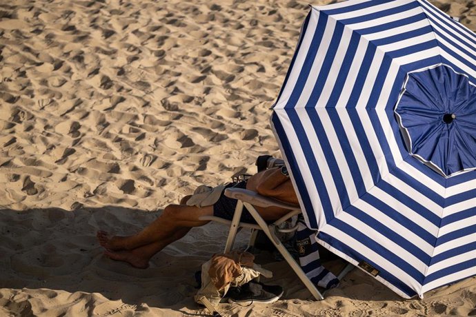Bañistas en la playa, a 8 de octubre de 2023, en Pontevedra, Galicia (España). Todas las provincias gallegas han superado hoy los 30 grados registrando la máxima temperatura en el municipio lucense de Lourenzá con una temperatura de 36,3 grados.