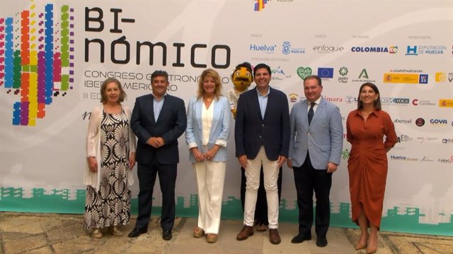 Autoridades en la presentación de la III edición de Binómico en Huelva.