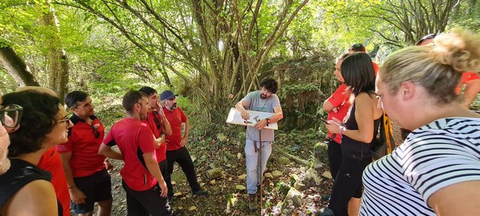 Una veintena de guías de Naturea Cantabria reciben un curso de rastros de fauna enmarcado en el Steps for LIFE