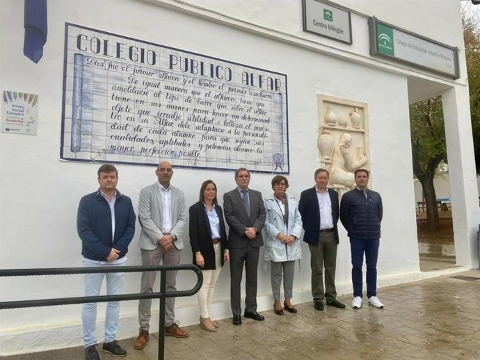 El delegado de Desarrollo Educativo de la Junta en Córdoba, José Francisco Viso (centro), en una visita al CEIP Alfar La Rambla, uno de los centros galardonados.