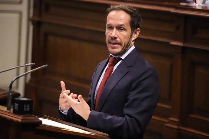 El consejero de Transición Ecológica y Energía del Gobierno de Canarias, Mariano Hernández, en el Pleno del Parlamento