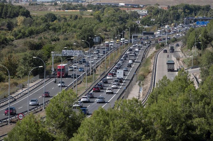 Archivo - Un gran número de vehículos circula por una carretera