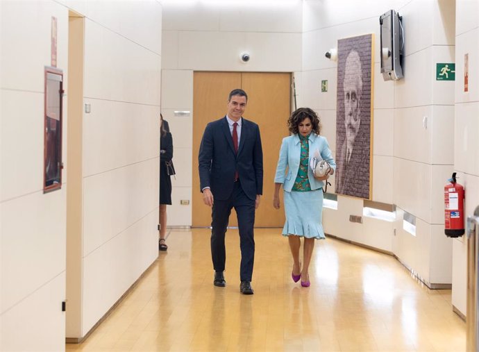 La ministra de Hacienda y Función Pública en funciones, María Jesús Montero y el presidente del Gobierno en funciones, Pedro Sánchez a su llegada a su ronda de contactos, a 11 de octubre de 2023, en Madrid (España). 