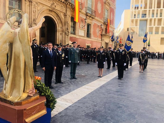 La Jefatura Superior de la Región su patrón.En la imagen el delegado del Gobierno en la Región, Francisco Javier Jiménez; el jefe superior de la Policía Nacional, Ignacio Fermín del Olmo; y el coronel Jesús Arribas