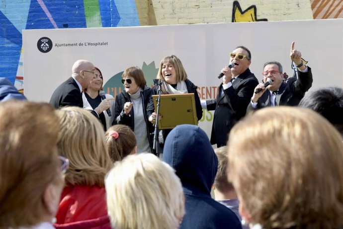 La alcaldesa de L'Hospitalet de Llobregat, Núria Marín, con los miembros del grupo Los Diablos