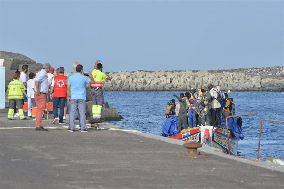 Llegada de una patera durante la visita del presidente de Canarias, Fernando Clavijo, al muelle de La Restinga, a 8 de octubre de 2023, en El Hierro.