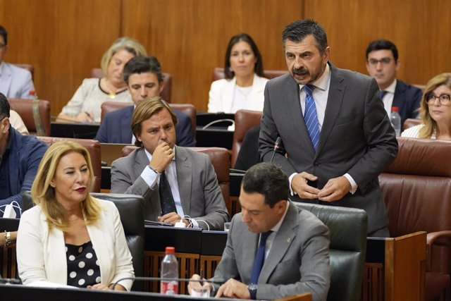 El presidente de la Junta de Andalucía, Juanma Moreno (d), en la sesión de control al Gobierno. A 11 de octubre de 2023, en Sevilla (Andalucía, España). 