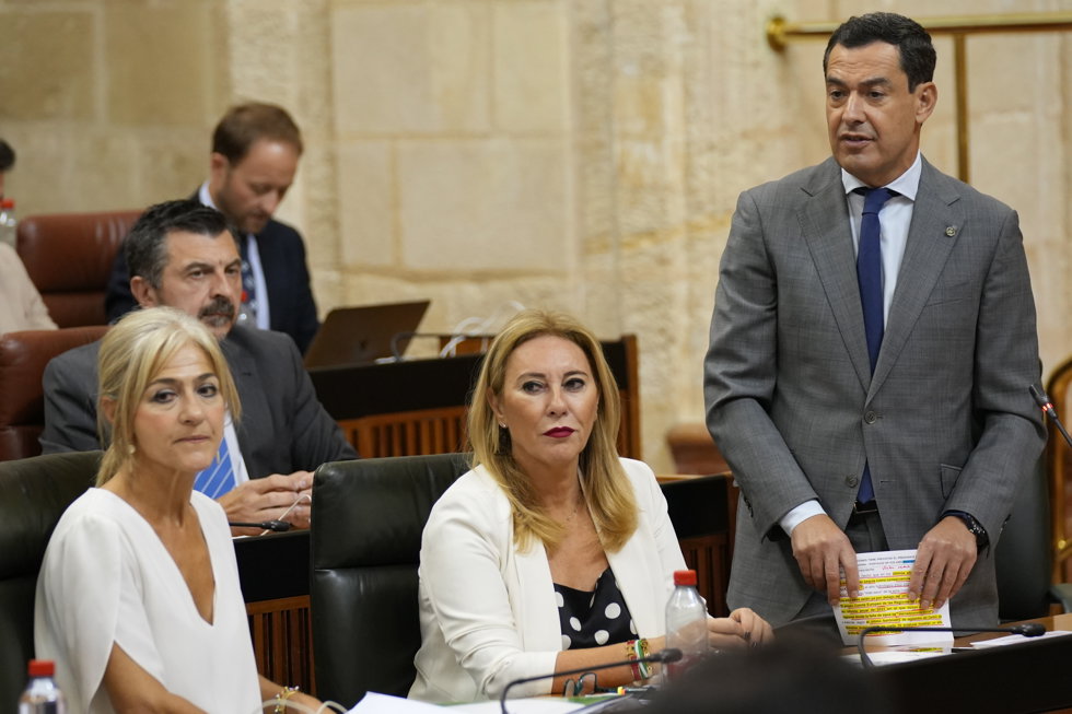 El presidente de la Junta de Andalucía, Juanma Moreno (d), en la sesión de control al Gobierno. A 11 de octubre de 2023, en Sevilla (Andalucía, España). 