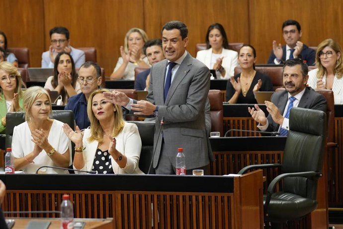 El presidente de la Junta de Andalucía, Juanma Moreno, en el Pleno del Parlamento andaluz.