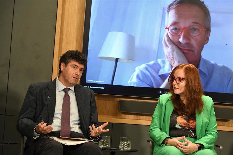 El secretario General de Telecomunicaciones y Ordenación de los Servicios de Comunicación Audiovisual, Matías González Martín, y la consejera independiente del Banco de España, Judith Arnal, durante un encuentro informativo de Europa Press