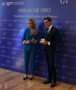 La infanta Elena entrega la Oreja de Oro de la APM al torero Paco Ureña.