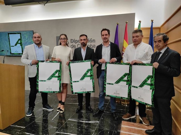 El presidene de Iprodeco, Félix Romero (tercero por la izda.), en la presentación de Ars Olea.