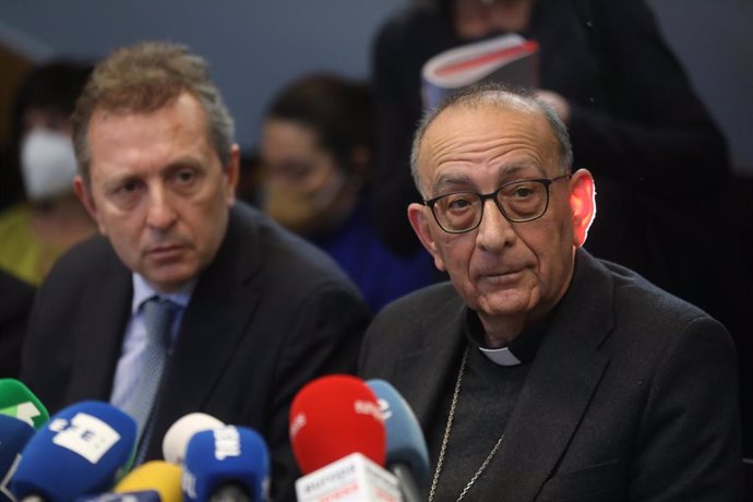 Archivo - Javier Cremades y el cardenal Juan José Omella en la rueda de prensa para dar a conocer la auditoría sobre los abusos sexuales en la Iglesia, el 22 de febrero de 2022.