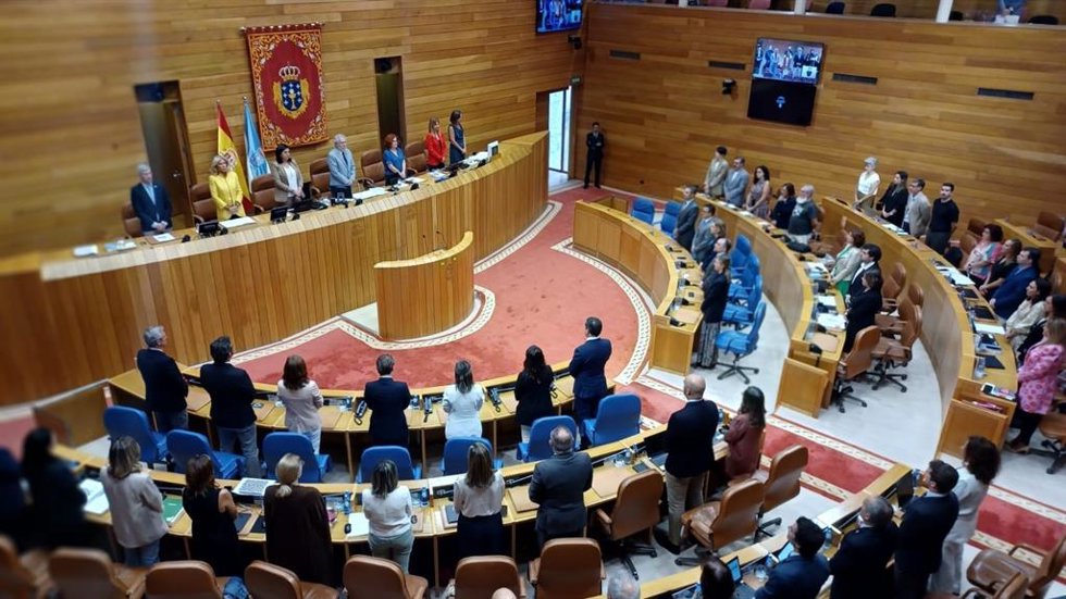 Los diputados del Parlamento de Galicia guardan un minuto de silencio en recuerdo de las personas fallecidas en el incendio de un edificio en Vigo