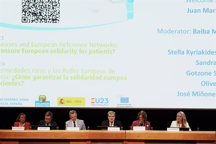 Gotzone Sagardui, Oliver Röpke, José Miñones, Juan Mari Aburto, Sandra Gallina y Baiba Miltovica en conferencia europea sobre enfermedades raras en Bilbao