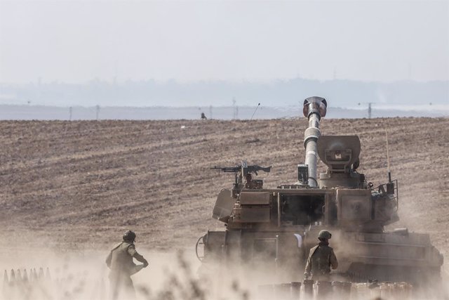 11 October 2023, Israel, Sderot: Israeli soldiers prepare artillery shells to be fired into Gaza as fighting between Israeli troops and Islamist Hamas militants continues. Photo: Ilia yefimovich/dpa