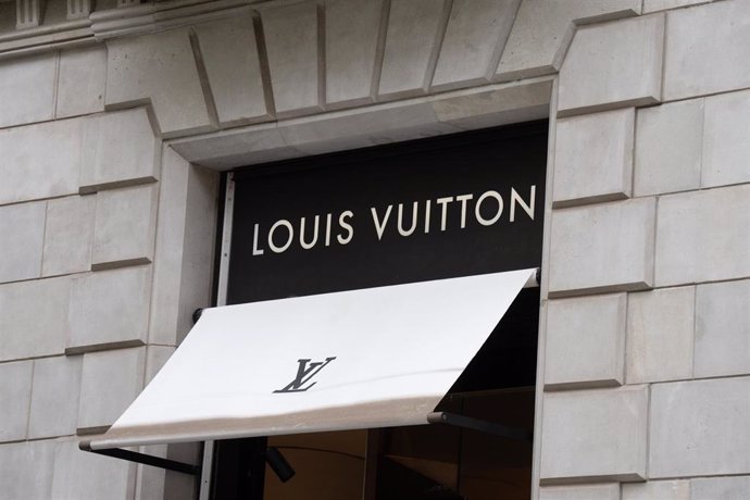 Archivo - La entrada de la tienda de Louis Vuitton del paseo de Grcia de Barcelona.