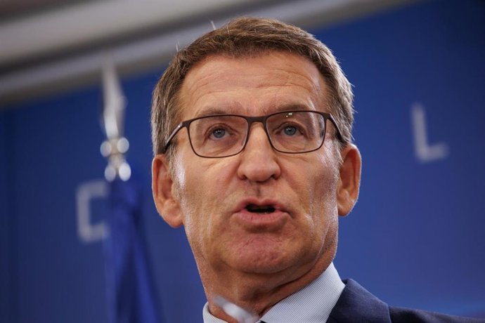 El líder del Partido Popular, Alberto Núñez Feijóo, comparece en una rueda de prensa tras su reunión con el secretario general del PSOE y presidente del Gobierno en funciones, Pedro Sánchez, dentro de la ronda de contactos de Sánchez para la investidura