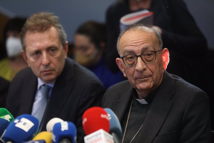 Archivo - El presidente de la firma legal Cremades&Calvo Sotelo, Javier Cremades (i) y el presidente de la Conferencia Episcopal, el cardenal Juan José Omella (d), comparecen en rueda de prensa para dar a conocer la puesta en marcha de una auditoría ind
