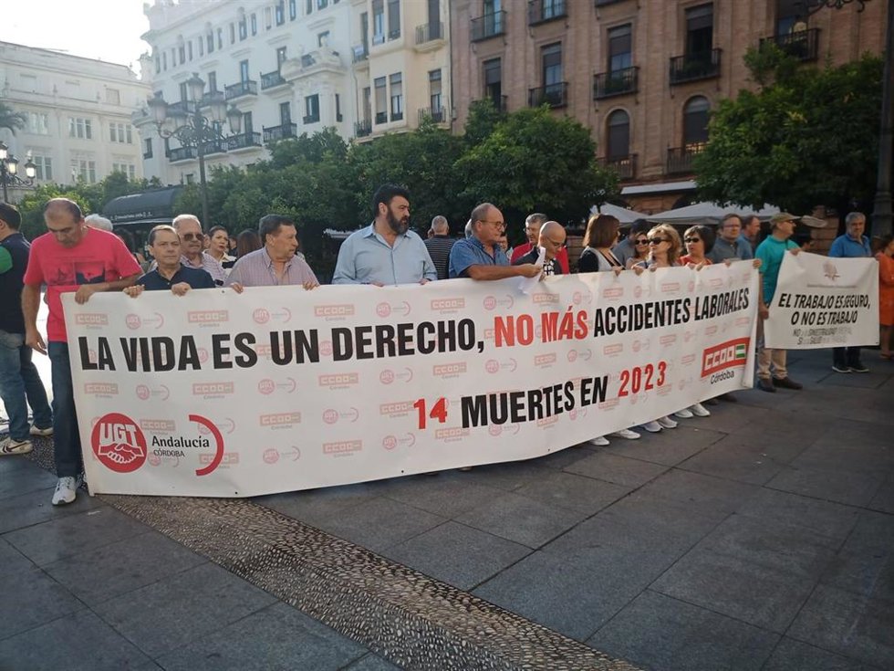Concentración sindical contra la siniestralidad laboral tras el accidente mortal número 14 en 2023.