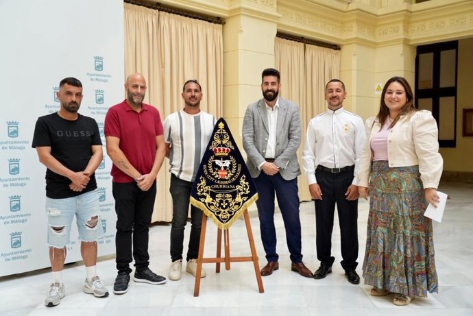 La concejala delegada del Distrito de Churriana, Mercedes Martín, acompañada del representante de la asociación Nueva Banda de Cornetas y Tambores Lágrimas de Dolores, Plácido Donaire, presentan los Conciertos de Otoño en Churriana