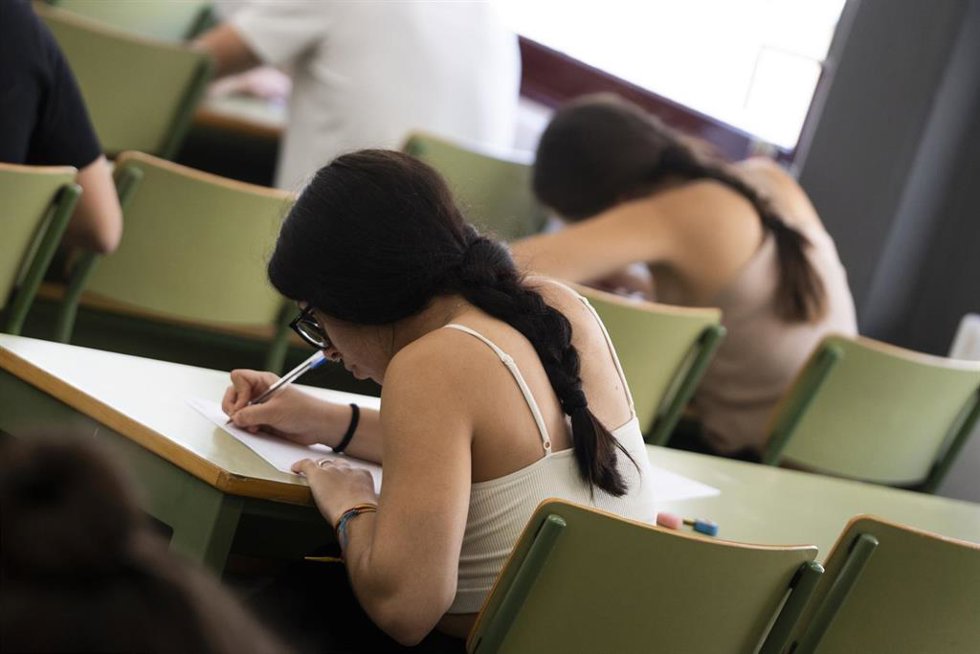 Archivo - Estudiantes realizan uno de los exámenes de las pruebas de acceso a la universidad 2023