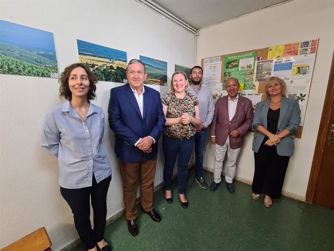 La consejera de Familia e Igualdad de Oportunidades, en el centro, en Alcañices, acompañada por el presidente de la Diputación de Zamora, Javier Faúndez.