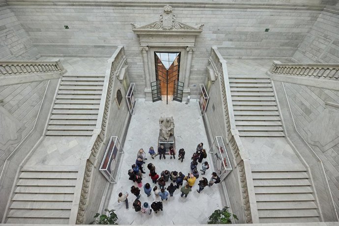 Archivo - Plano cenital de visitantes durante la Jornada de Puertas Abiertas en la Biblioteca Nacional de España, a 22 de abril de 2023, en Madrid (España). La Biblioteca Nacional de España (BNE) y la Fundación de Amigos de la Biblioteca Nacional de Esp