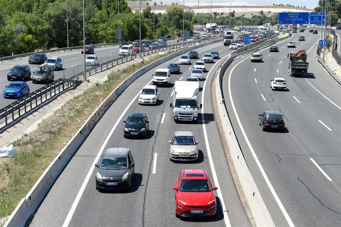 Archivo - Decenas de vehículos en la autovía A-3, en la operación salida de la segunda quincena de julio, a 14 de julio de 2023, en Madrid (España). La DGT prevé 95 millones de desplazamientos de largo recorrido por carretera para este verano, un 1,75% 