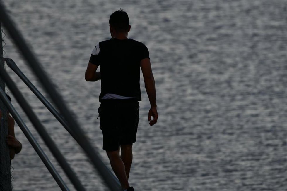 Archivo - Un joven migrante en Ceuta.