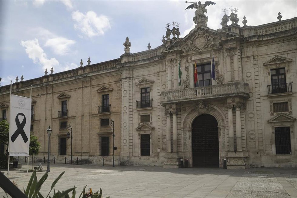 Archivo - Crespón negro junto a la fachada del Rectorado de la Universidad de Sevilla en una foto de archivo.