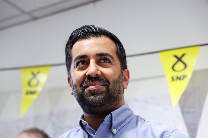 30 September 2023, United Kingdom, Glasgow: Scottish National Party (SNP) leader Humza Yousaf speaks to suporters in Rutherglen during campaigning ahead of the Rutherglen and Hamilton West by-election. Photo: Robert Perry/PA Wire/dpa