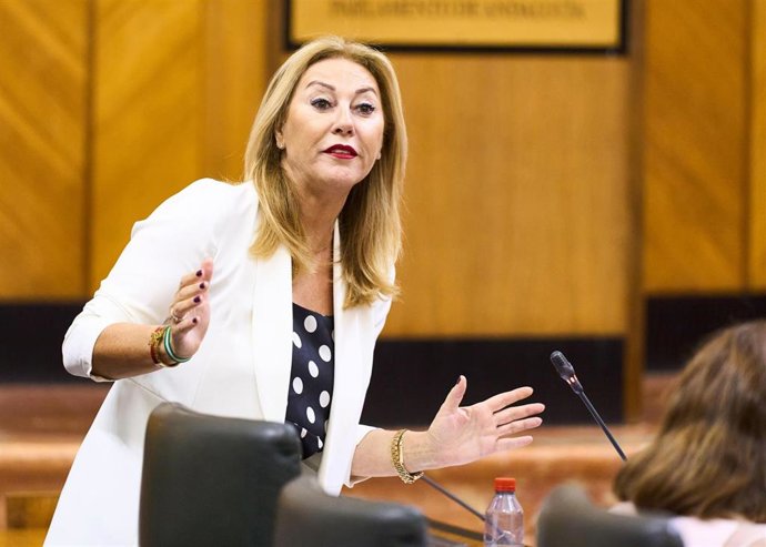 La consejera de Economía, Hacienda y Fondos Europeos, Carolina España, en el Parlamento andaluz.