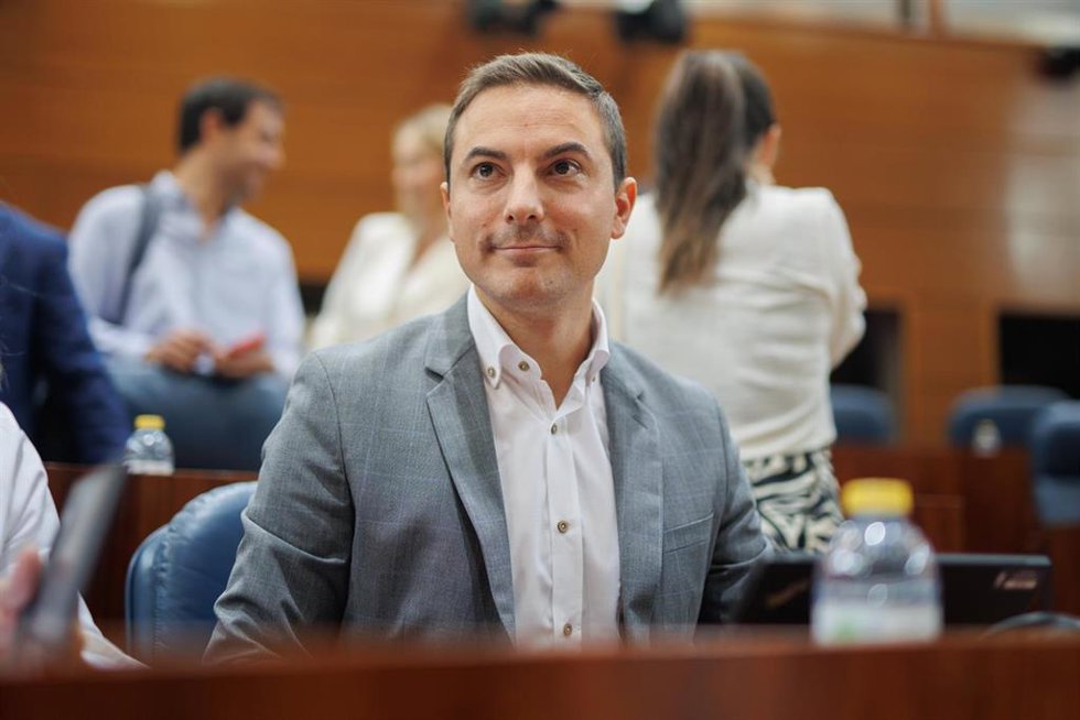 El secretario general del PSOE-Madrid, Juan Lobato, durante una sesión plenaria de la Asamblea de Madrid, a 5 de octubre de 2023.