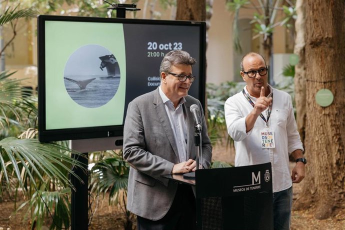 El consejero de Cultura y Museos de Tenerife, José Carlos Acha, junto a el técnico de Museos de Tenerife y coordinador del Festival Naturajazz, Néstor Yanes, explica los detalles de la programación de Naturajazz