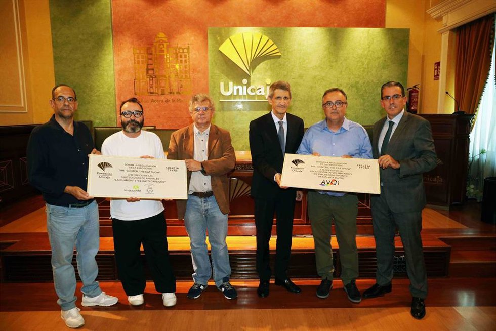 Entrega de la recaudación con el presidente de la Fundación Bancaria Unicaja, José M. Domínguez; el director general de la institución, Sergio Corral; el artista Javier Calleja; y los representantes de las entidades beneficiarias.